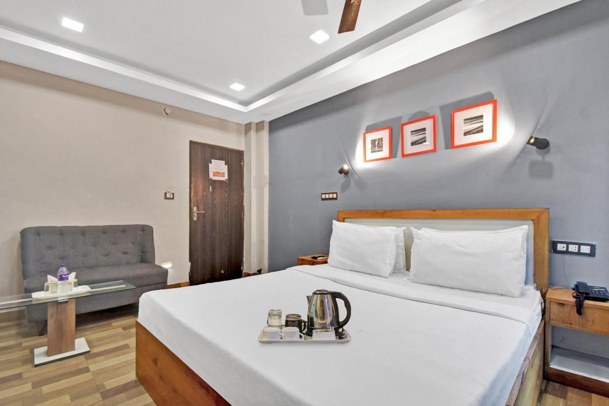 Hotel Oyo Townhouse Azure Sky 4*